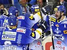G���L... A POSTUP. Hokejist� Komety Brno slav� prvn� g�l v s�ti Sparty. Byl to...