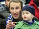 POD�VEJ, KOMETA LET� DO SEMIFIN�LE. Fanou�ek Komety Brno ukazuje sv�mu synovi,...