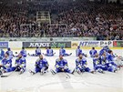 V�T�ZN� KRUH. Hokejist� Komety Brno slav� spole�n� s fanou�ky senza�n� postup...