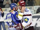 �O BOL�, PREBOL�. Slovensk� obr�nce Komety Brno Jozef Kov��ik ut�uje sv�ho...