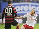 Fotbalista David Jarol�m z Hamburku bojuje o m�� s Danielem Caligiurim z