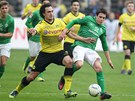 Fotbalista Mats Hummels z Dortmundu (vlevo) se p�etahuje o m�� s Niclasem