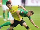Dortmundsk� fotbalista �ind�i Kagawa (ve �lut�m) bojuje v bundesligov�m z�pase