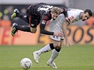Hr�� Leverkusenu Stefan Kiessling (vlevo) let� pro m�� v bundesligov�m duelu s