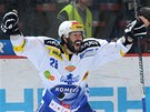 Hokejista brn�nsk� Komety Radek Dlouh� se raduje z druh�ho g�lu v 5. z�pase