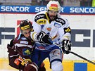 Spar�an Peter J�nsk� (vlevo) se v p�t�m �tvrtfin�lov�m z�pase extraligov�ho