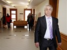 Josef Rycht�� p�ed jedn�n�m rozvodov�ho soudu. (19. b�ezna 2012)