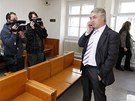 Josef Rycht�� p�ed jedn�n�m rozvodov�ho soudu. (19. b�ezna 2012)