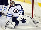 JSEM D�RA? Ond�ej Pavelec z Winnipegu pr�v� dostal od Calgary dal�� branku.