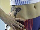 POZN�VAC� ZNAMEN�. Nalakovan� nehty a p�edev��m vytetovan� mot�l na prav�m