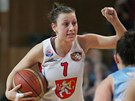 CO TE� ZKUS�ME? Hradeck� basketbalistka  Lenka Bart�kov� se pou�t� do akce.