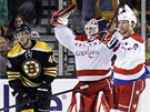 RADOST A ZMAR. Brank�� Tom� Vokoun a Dennis Wideman  z Washingtonu se t�� z