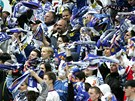 JSME S V�MI. Fanou�ci V�tkovic povzbuzuj� sv� hokejisty. 