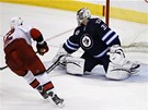 KAPITULACE. Brank�� Winnipegu Ond�ej Pavelec inkasuje po n�jezdu Erika Staala z