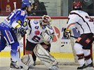 Jakub Svoboda z Brna (vlevo) d�v� druh� g�l Komety do br�ny spar�ansk�ho...