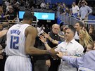 Dwight Howard slaví s fanoušky Orlanda výhru nad Miami. Dwight Howard slaví s fanoušky Orlanda výhru nad Miami.