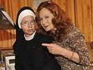 Simona Sta�ov� a sestra Angelika va�ily v azylov�m dom� ve Slapech