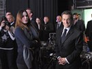 Carla Bruniov�-Sarkozyov� a Nicolas Sarkozy v z�kulis� televize (6. b�ezna 2012)