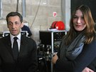 Carla Bruniov�-Sarkozyov� a Nicolas Sarkozy v z�kulis� televize (6. b�ezna 2012)