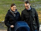 �v�dsk� princezna Victoria s man�elem a dcerou na proch�zce v parku Haga (28.