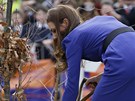 V�vodkyn� z Cambridge Catherine zasadila strom p�i sv� n�v�t�v� v Ipswichi (19.