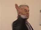 Josef Rycht�� u rozvodov�ho soudu napadl fotografa iDNES.cz (19. b�ezna 2012).