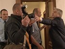 Josef Rycht�� u rozvodov�ho soudu napadl fotografa iDNES.cz (19. b�ezna 2012).