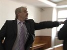 Josef Rycht�� u rozvodov�ho soudu napadl fotografa iDNES.cz (19. b�ezna 2012).