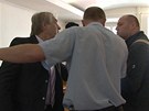 Josef Rycht�� u rozvodov�ho soudu napadl fotografa iDNES.cz (19. b�ezna 2012).