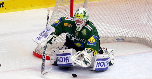 MÁM. Karlovarský gólman Lukáš Mensator zasahuje. MÁM. Karlovarský gólman Lukáš Mensator zasahuje.