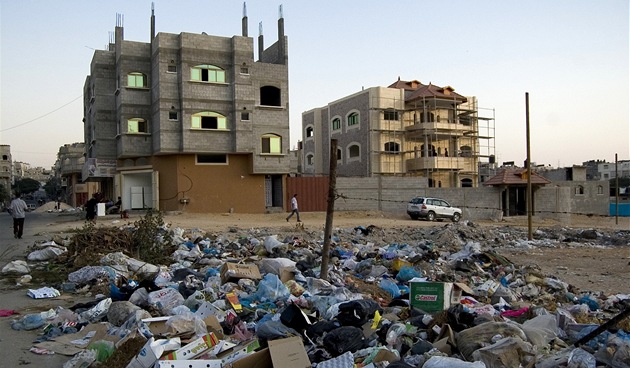 ��len� nepo��dek, odpadky a zbytky, i tak vypadaj� ulice ve m�st� Gaza.