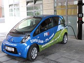 Od dubna do konce kv�tna jsou v Centru k vid�n� r�zn� typy a zna�ky elektromobil�.
