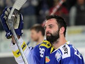 DÍKY, SKVĚLÍ DIVÁCI! Útočník Komety Tomáš Svoboda tleská zaplněnému hledišti v