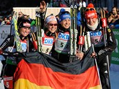 NEJLEPŠÍ ŠTAFETA. Závod na 4x6 km ovládly Němky. Zleva Andrea Henkelová, Miriam
