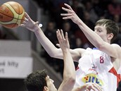 VE VZDUCHU. Ondřej Peterka, křídlo Pardubic, chytá míč v utkání s Nymburkem. VE VZDUCHU. Ondřej Peterka, křídlo Pardubic, chytá míč v utkání s Nymburkem.