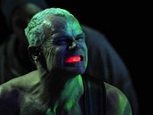 Baskytarista Flea z Red Hot Chili Peppers si užívá koncert v Barceloně v rámci