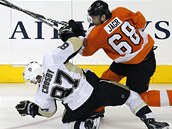 Jarom�r J�gr z Philadelphie v souboji se Sidneym Crosbym z Pittsburghu.