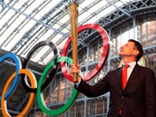 Takhle p�zoval ��f organiza�n�ho v�boru lond�nsk� olympi�dy Sebastian Coe s pochodn� pro olympijskou �tafetu. Hry se bl�� a vy jste sout�ili o z�jezd do Lond�na.
