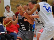 Teresa Kučera (v černém dresu) útočí kolem dvou protivnic.