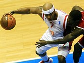 Eugene Lawrence (vlevo) z Nymburka vymýšlí, kudy přes Patricka Beverleyho ze