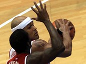 Eugene Lawrence (v bílém) z Nymburka vymýšlí, kudy přes Patricka Beverleyho ze