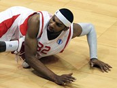 Patrick Beverley ze Spartaku Petrohrad uniká ležícímu Lamaynu Wilsonovi z