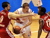 Patrick Beverley a Jotam Halperin ze Spartaku Petrohrad brzdí Ladislava
