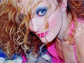 S l��en�m, kter� p�ipom�n� sp�e klaunskou masku, a se silnou vrstvou make-upu moc par�dy nenad�l�te.