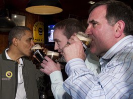 Prezident Barack Obama pop�j� tmav� pivo Guinness se sv�m p��buzn�m Henrym