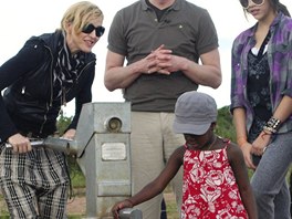 Madonna přivezla dceru Mercy do Malawi v roce 2010 Madonna přivezla dceru Mercy do Malawi v roce 2010