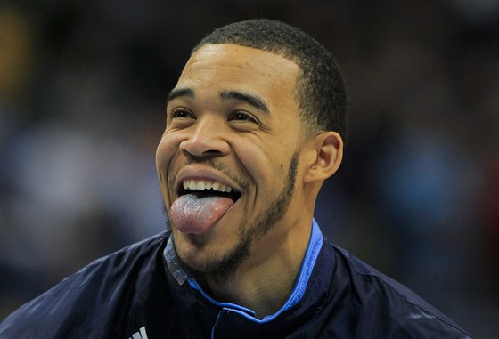 JaVale McGee lašuje na předzápasovém tréninku Denveru Nuggets. JaVale McGee lašuje na předzápasovém tréninku Denveru Nuggets.