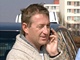 Podnapil� Roman Janou�ek telefonuje u sv�ho nabouran�ho vozu pot�, co havaroval
