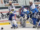 Hokejist� Komety Brno (v b�l�m) obl�haj� branku plze�sk�ho Marka Mazance.