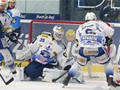 Z�VAR P�ED BRANKOU KOMETY. Nep��jemnou situaci has� brank�� Ji�� Trvaj a